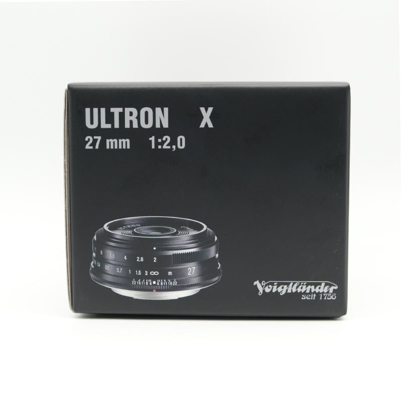 Voigtländer Ultron 27mm F2 Objektiv in schwarzer Verpackung.