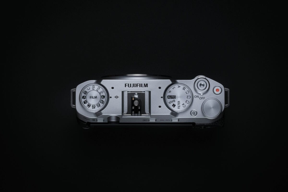 Fujifilm X-M5 Kamera auf schwarzem Hintergrund.