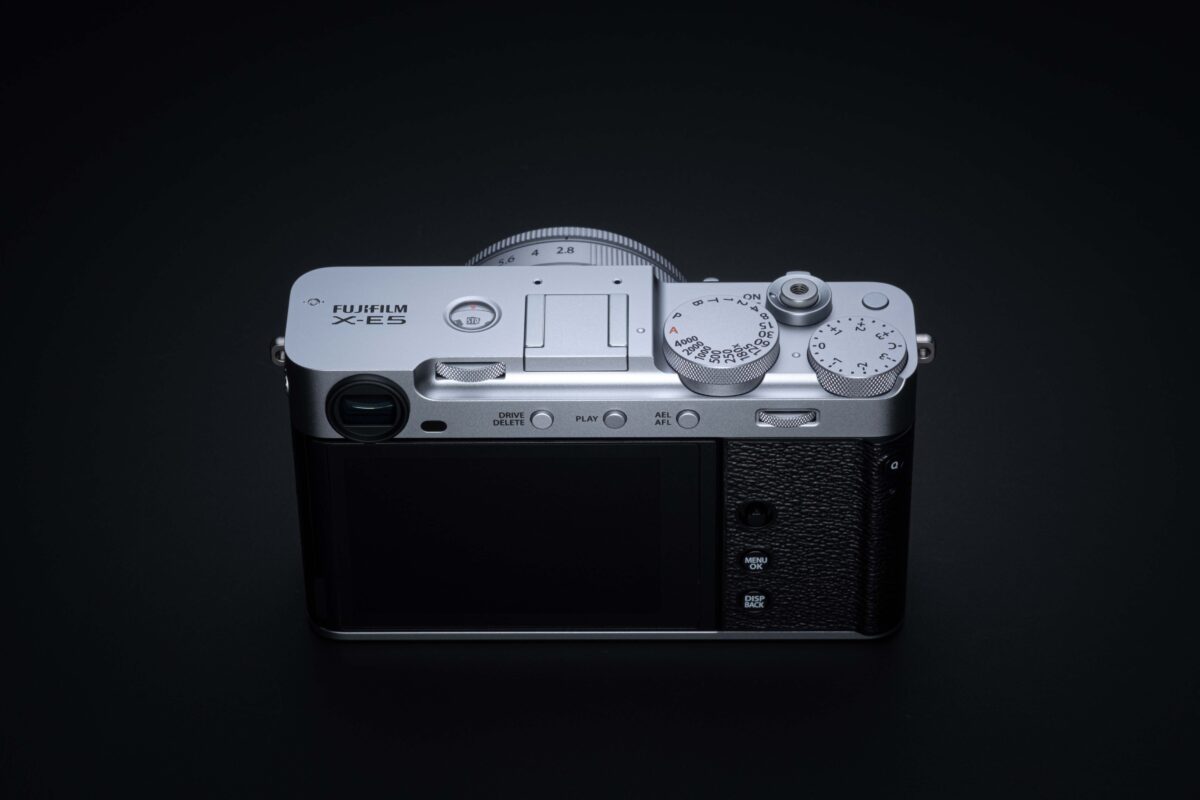 Fujifilm X-E5 Gehäuse schwarz auf dunklem Hintergrund.